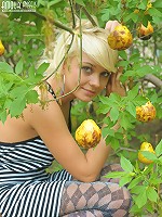 Tempting nude blonde