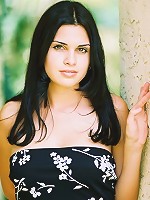 Alexa Model shows us some sweet cleavage