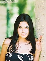 Alexa Model shows us some sweet cleavage