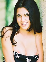 Alexa Model shows us some sweet cleavage