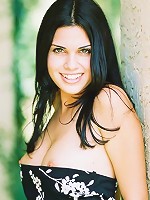 Alexa Model shows us some sweet cleavage