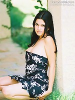 Alexa Model shows us some sweet cleavage