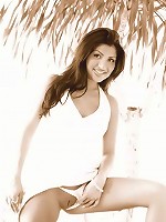 Jezebele shows off her tasty tits