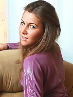 Young petite bodybuilder girl is getting nude