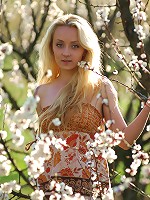 Hottie in top shows pussy