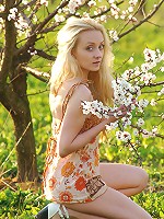 Hottie in top shows pussy